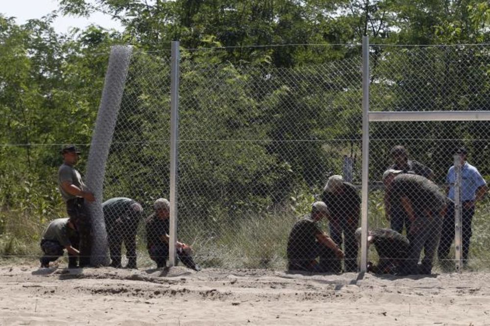 A NISU JE JOŠ NI ZAVRŠILI: Migranti isekli ogradu na granici sa Mađarskom