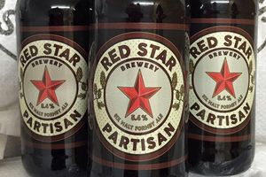 (FOTO) I ZA DELIJE I ZA GROBARE: U pivari Crvena zvezda prave pivo Partizan