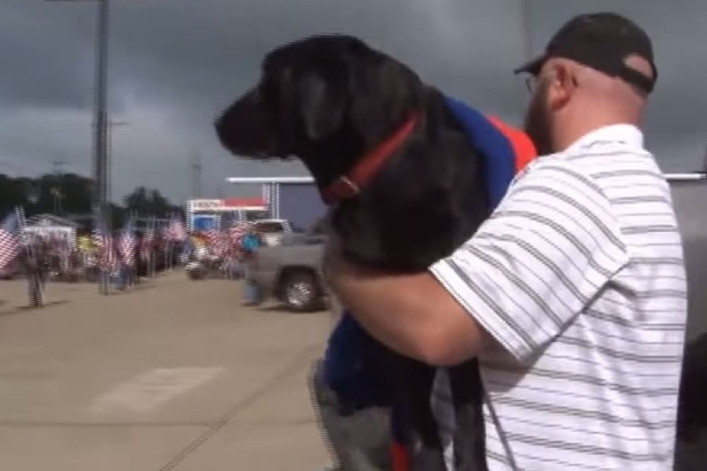 (VIDEO) Poslednji oproštaj vernog partnera: Svi su plakali za ovim psom!