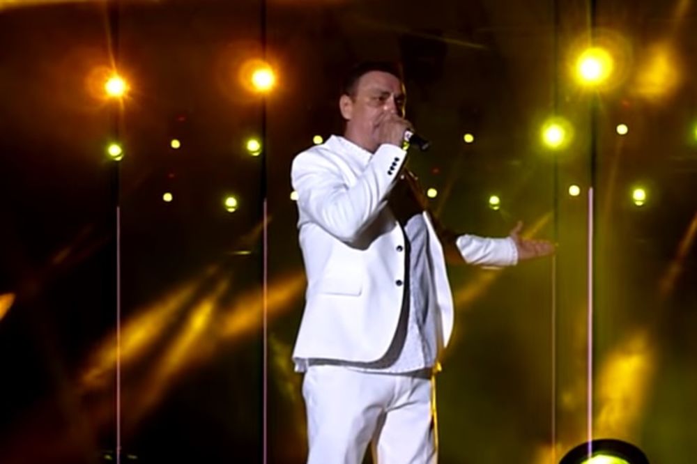 (VIDEO) KEBA PLAKAO KAO KIŠA: Evo zašto je pevač pustio suze na svom koncertu!