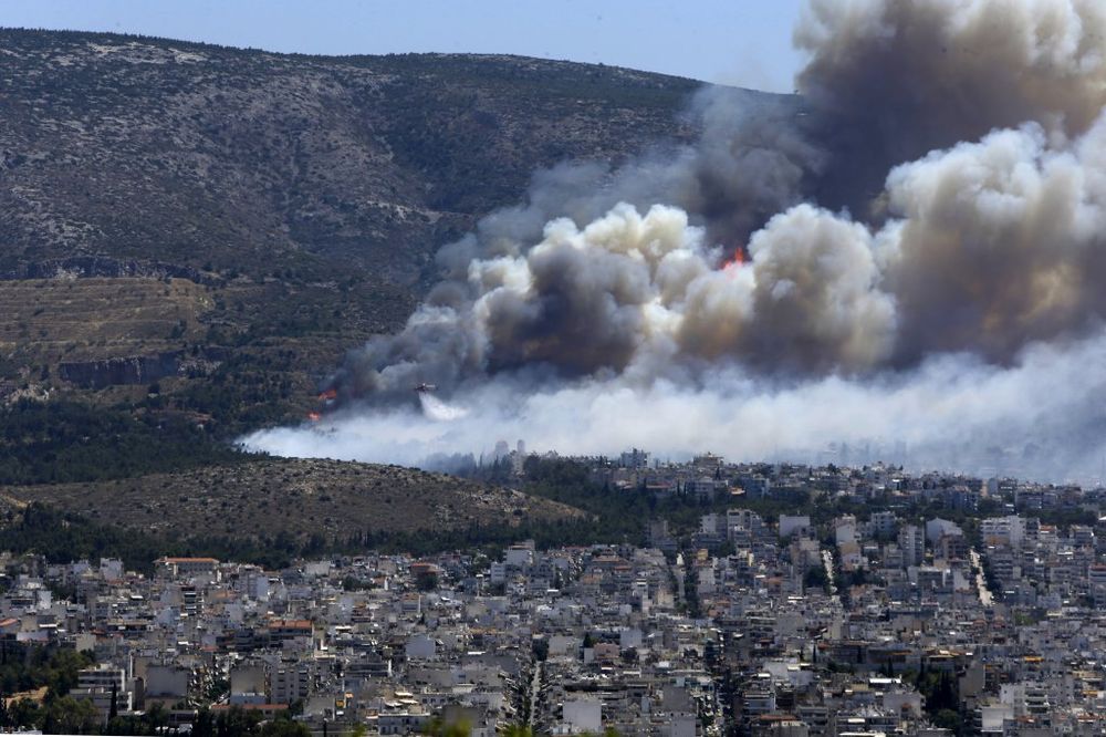 (VIDEO) GRČKA U PLAMENU: Atina sva u dimu, na jugu spasavali turiste sa zapaljenih plaža!