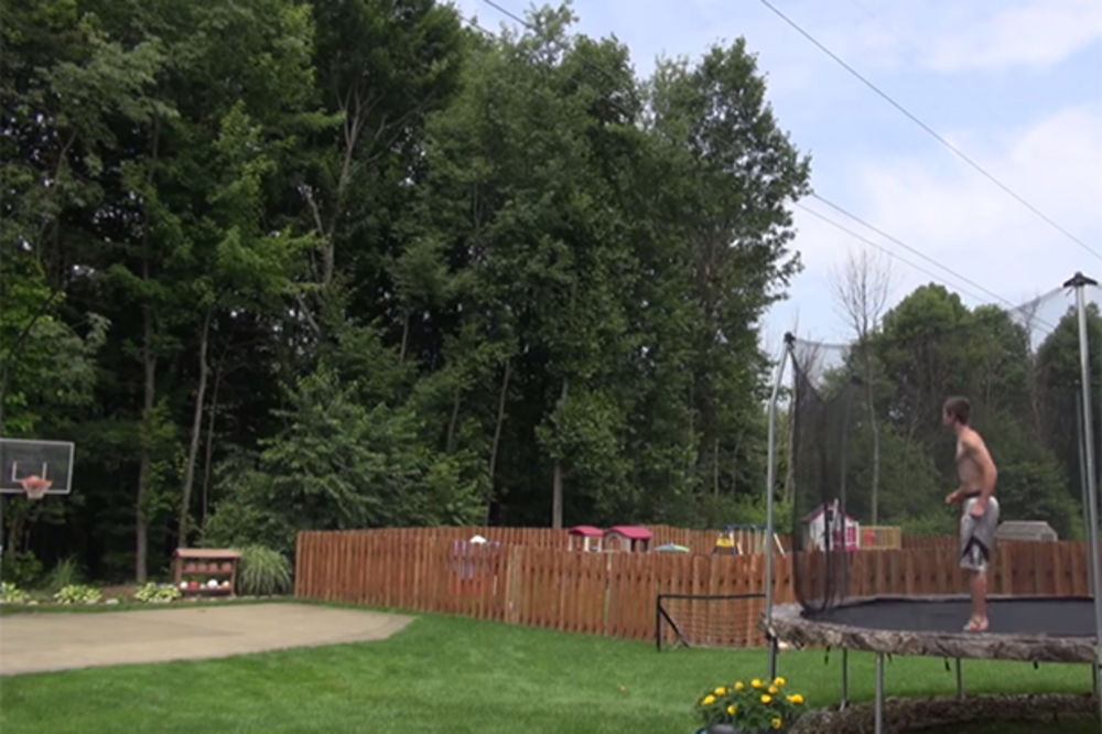 (VIDEO) OVO JE NEMOGUĆE: Pogledajte šta je čovek uradio uz pomoć basketara i trampoline