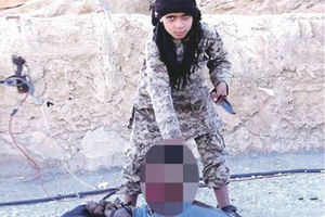 (UZNEMIRUJUĆI FOTO) NEUKUSNO MU: Al Bagdadi skinuo snimak dečaka kako odseca glavu sirijskom vojniku