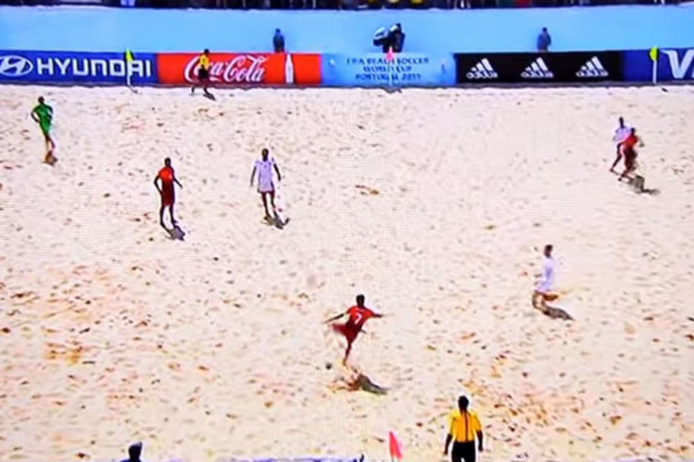 (VIDEO) ZA ISTORIJU: Portugalac postigao čudesan gol na pesku!