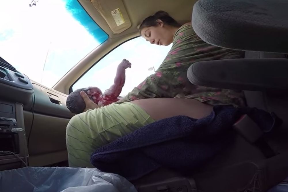 PAŽNJA, UZNEMIRUJUĆI VIDEO: Snimao ženu dok se porađala na prednjem sedištu auta!