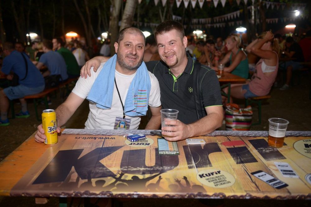KURIR.RS ČASTI Ivan Jevtić, prvi dobitnik 15 litara piva, uživao sa društvom na Beer Gardenu