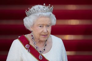 SAMO BOG ILI ŽENA GA MOGU MIRNO NOSITI: Britanska kraljica poseduje jedan od najukletijih predmeta!