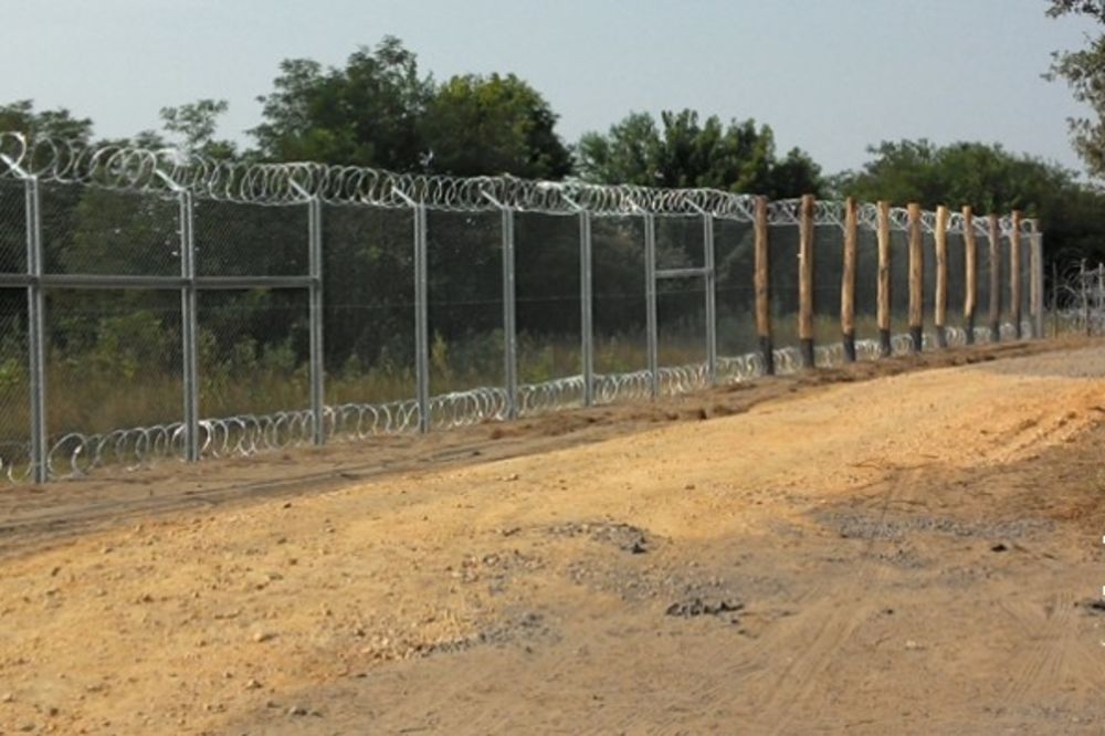 (FOTO) NISU ODUGOVLAČILI: Mađari završili probnu ogradu na granici sa Srbijom