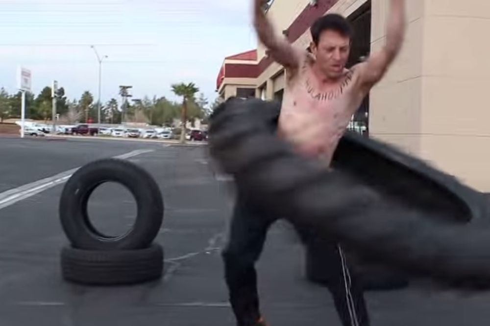 (VIDEO) KAD RUS POKAŽE SNAGU: Možda znate da vrtite hulahop, ali on to zna i traktorskom gumom