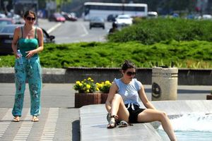 (FOTO) TROPSKA VRELINA: Ovako se Beograđanke rashlađuju na plus 35!