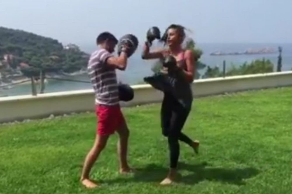 NE PIŠE SE DOBRO DŽEKI: Pogledajte kako Amra trenira boks!
