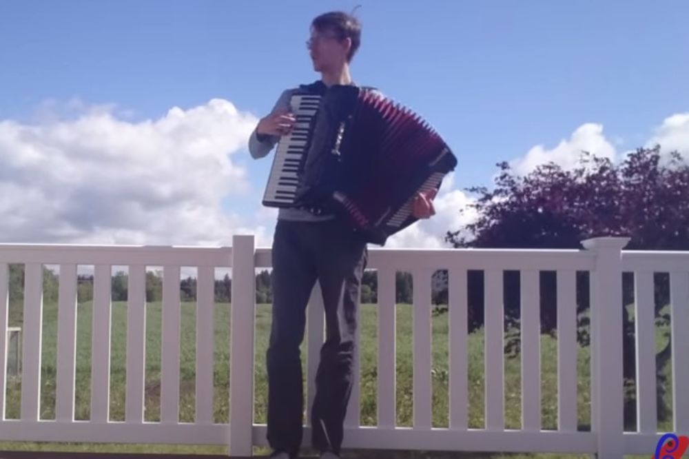 (VIDEO) ZAVOLEO SRPSKU MUZIKU: Pogledajte kako ovaj Norvežanin svira kolo na harmonici!