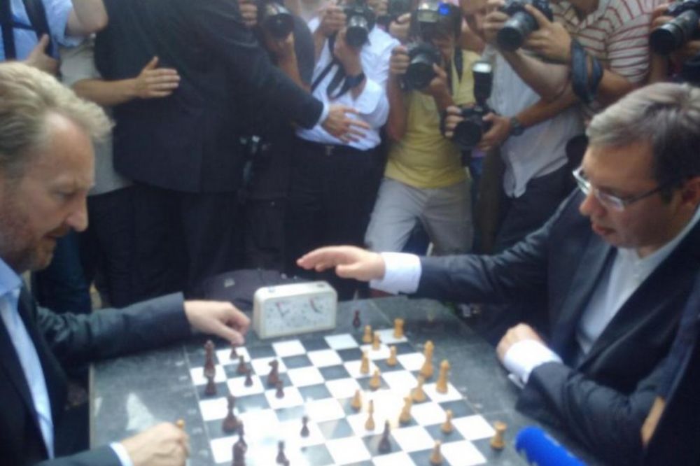 (FOTO) ŠETNJA BEOGRADOM: Vučić i Izetbegović igrali šah na Kalemegdanu