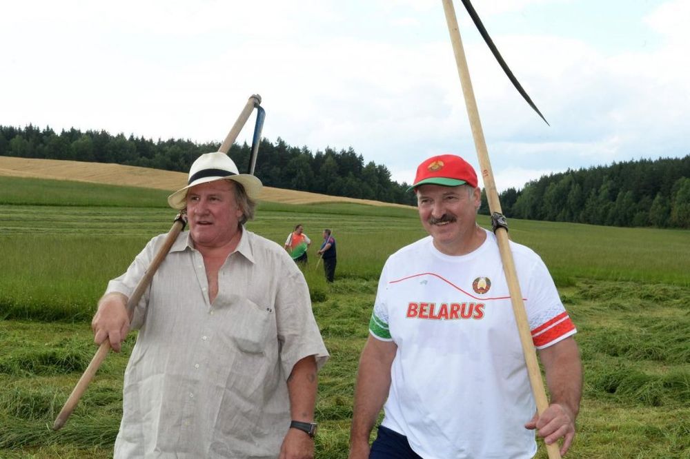 MOGLI BI DA SVRATE DO RAJCA: Lukašenko učio Depardjea kako se kosi!
