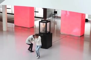 (VIDEO) NE SMEŠ DA JE GLEDAŠ U OČI: Zbog ove skulpture posetioci beže iz muzeja
