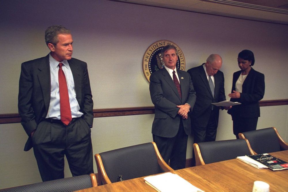 FOTO OD OVOG MOMENTA SVET NIJE BIO ISTI: Ovako je izgledao Buš kad je saznao za 11.septembar 2001.