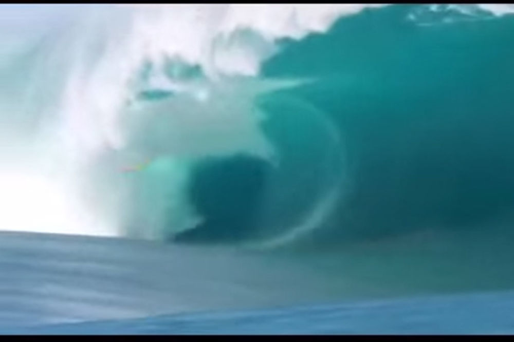 UZNEMIRUJUĆI VIDEO: Pogledajte kako je talas od 12 metara progutao surfera!