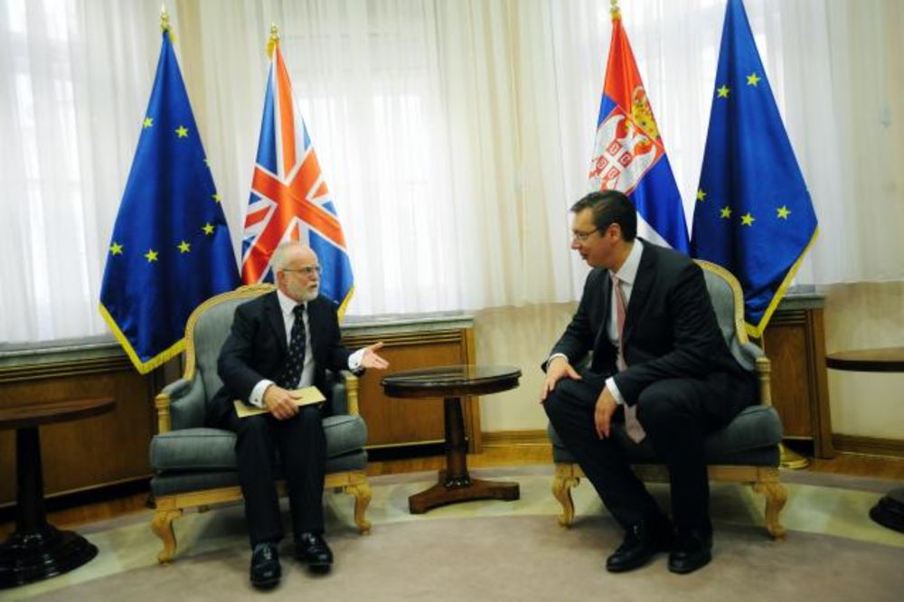 URUČENO PISMO: Britanski premijer Kameron pohvalio liderstvo Vučića