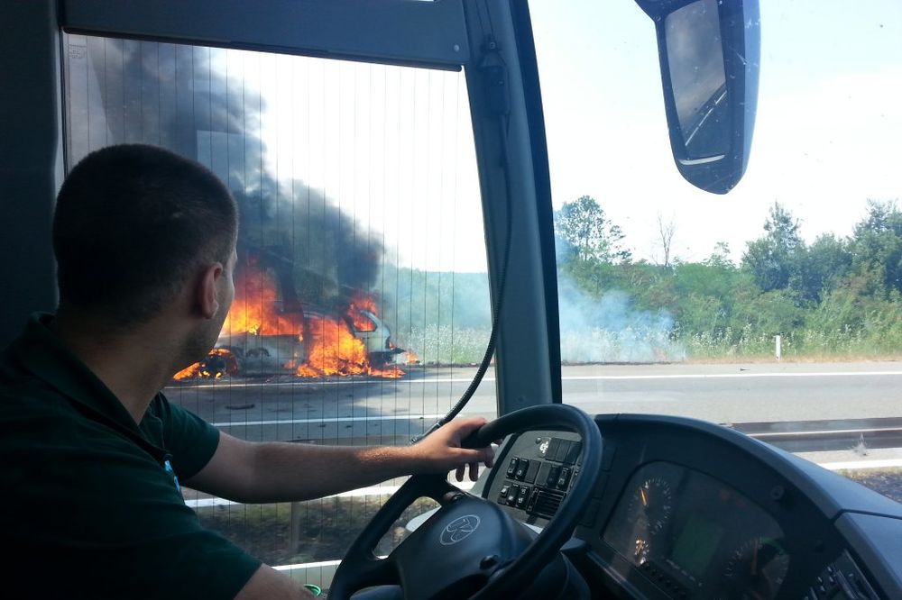 (FOTO) POŽAR NA AUTO-PUTU: Izgoreo automobil kod Svilajnca