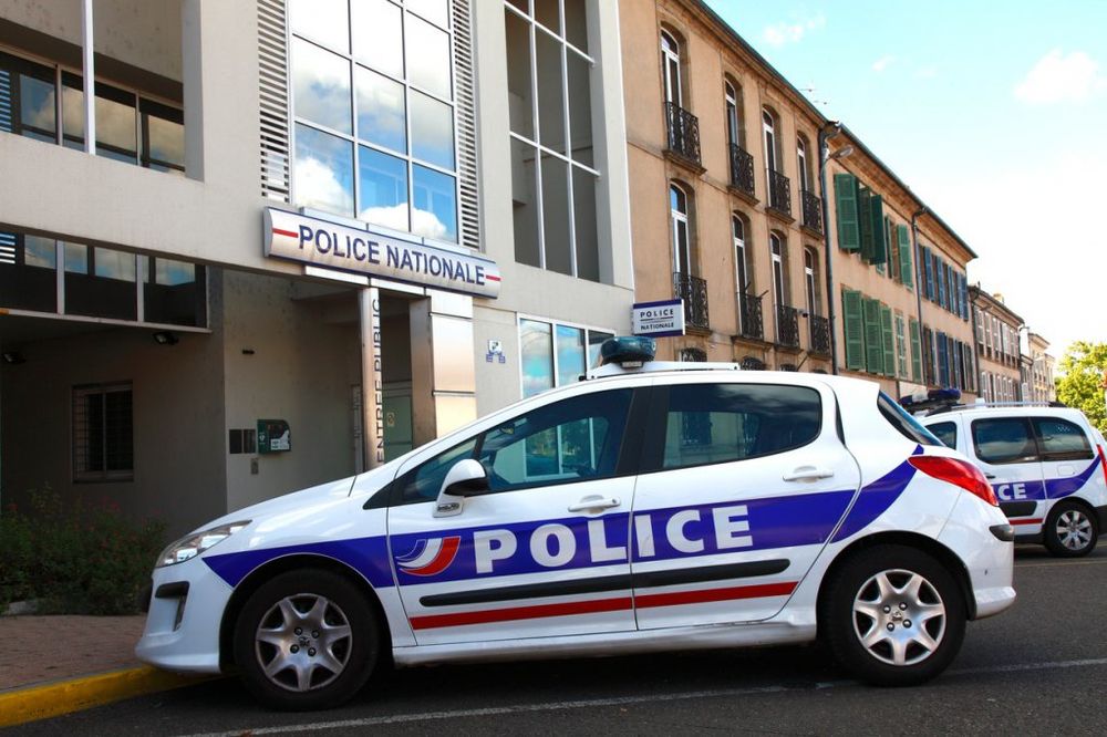 PUCNJAVA U FRANCUSKOJ: Zaleteo se automobilom na vojni muzej, policajac pucao u njega