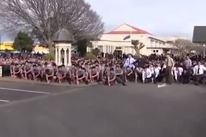 (VIDEO) OPROŠTAJ DA TI PROĐU ŽMARCI: Studenti odigrali haka ples na sahrani profesora