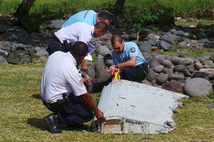 MISTERIJA MH370 I DALJE TRAJE: Tinejdžer našao deo nestalog malezijskog aviona?!