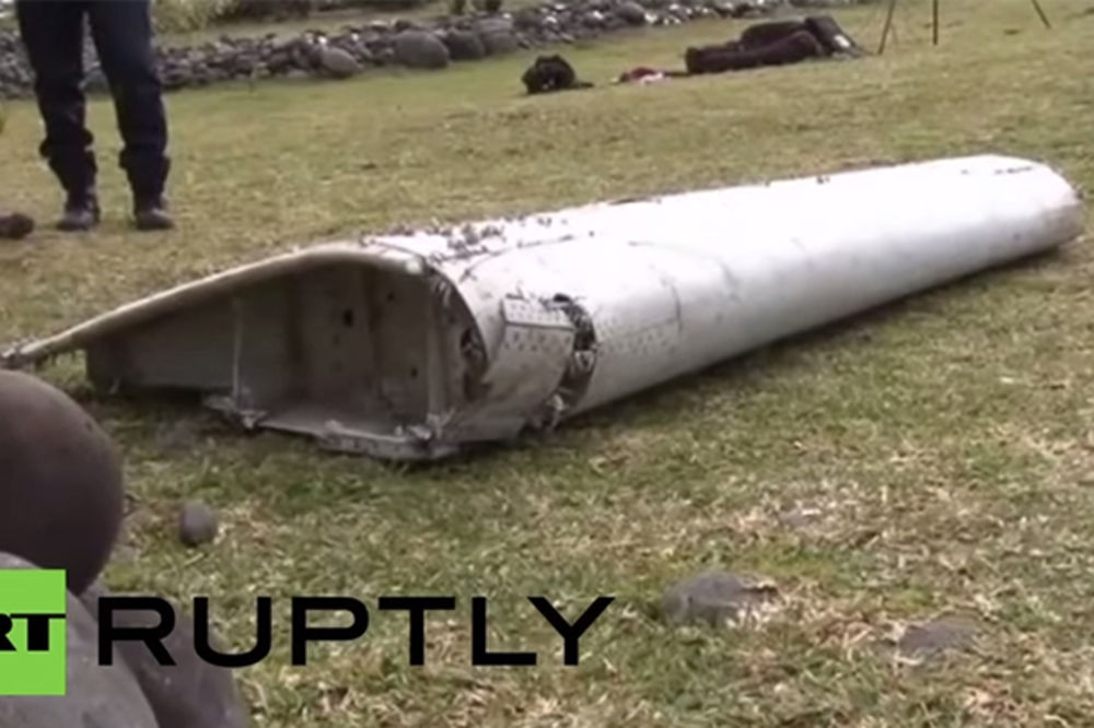 (VIDEO) POTVRĐENO: Deo krila pripada malezijskom avionu koji je nestao pre 17 meseci