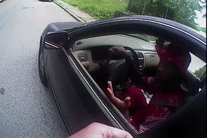 (UZNEMIRAVAJUĆI VIDEO) OD KOŠKANJA DO UBISTVA: Beli policajac upucao buntovnog crnca vozača u glavu