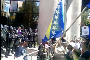 (VIDEO) SARAJEVO POD OPSADOM: Hiljade radnika pred parlamentom traže svoja prava!