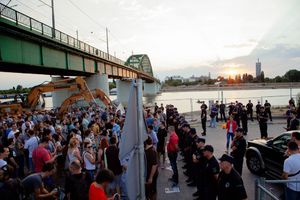 KORDON BRANIO SAVANOVU: Više stotina građana na protestu udruženja Ne da(vi)mo Beograd