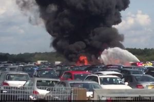 (VIDEO) AVION PAO DOK JE SLETAO NA AERODROM: Srušio se na nekoliko parkiranih automobila!