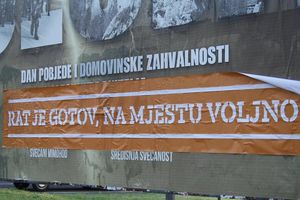 NA MESTU VOLJNO: Zagreb oblepljen plakatima protiv vojne parade