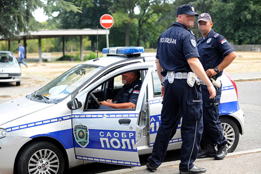 PIJANI POLICAJAC AUTOM SE ZAKUCAO U DRUGOG PIJANOG POLICAJCA?! Nesreća u Smederevu na pružnom prelazu