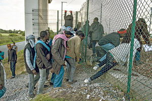 TUČA S POLICIJOM: Migranti srušili ogradu Lamanša