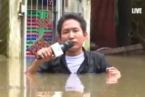 (VIDEO) OVAKO SE IZGARA NA POSLU: Izveštava o poplavama iz vode do grla!