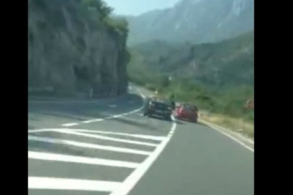 (VIDEO) KO MU DADE DOZVOLU: Pogledajte kako bahati vozač "pasata" pretiče preko pune linije!
