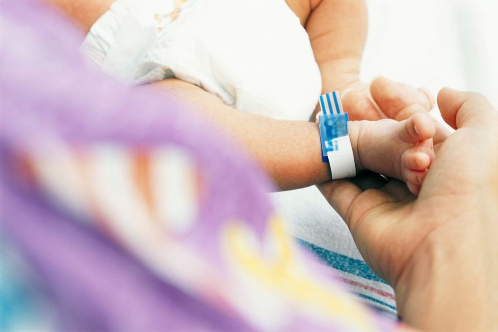 HOROR U VRŠCU: Bacila bolesnu bebu na pod bolnice