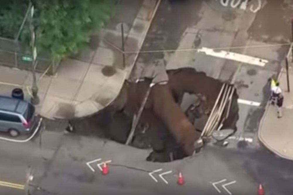 (VIDEO) HAOS U NJUJORKU: Ogromna rupa progutala raskrsnicu na Petoj aveniji