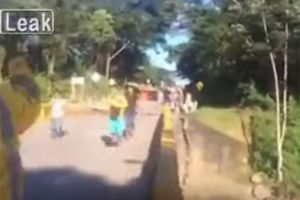 (VIDEO) HIT ZA SMRZAVANJE: Samo što su prešli most kad se ovo desilo