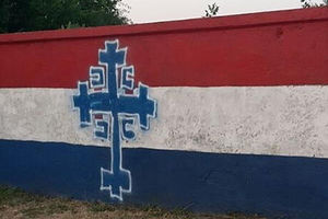 (FOTO) OVAKO BENKOVAC SLAVI Srpski grb sa 4 ocila osvanuo na hrvatskoj zastavi na dan proslave Oluje