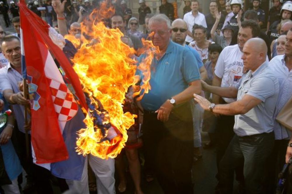 RADIKALI SE RAZIŠLI, POLICIJA U PRIPRAVNOSTI: Šešelj zapalio šahovnicu pred hrvatskom ambasadom!