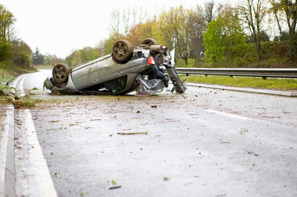 Teška saobraćajka kod Kule: Mladić (20) poginuo kad se auto prevrnuo u jarak!