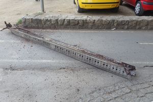 NEMA POVREĐENIH: Pao nosač kablova za javnu rasvetu na Brankovom mostu