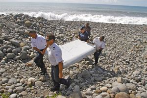 ISPLIVALI NOVI OSTACI MH370: Delovi sedišta i prozora nađeni na plaži na Riunionu