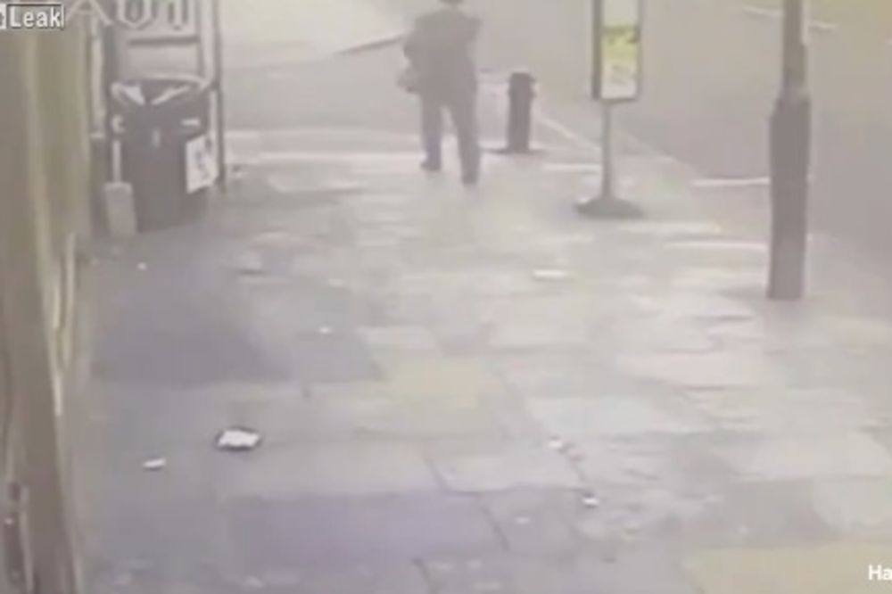 (VIDEO) ZA DLAKU, SINKO: Dosadilo mu da čeka bus i to mu je spaslo život!