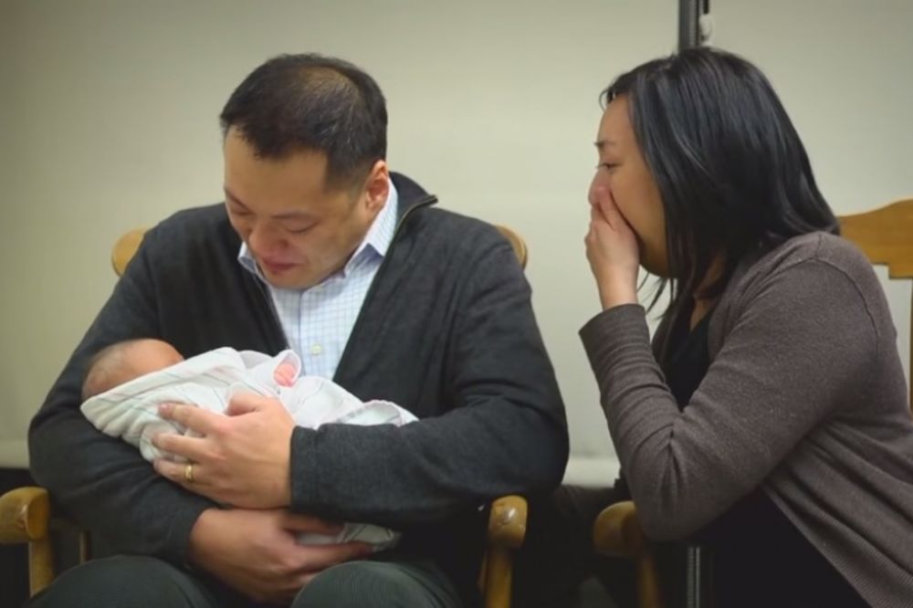 (VIDEO) Usvojili napuštenu bebu: Rasplakaće vas trenutak kada su je ugledali!