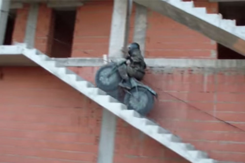 (VIDEO) TAKO SE TO RADI: Kad ga Rus napravi, može i uz stepenice!