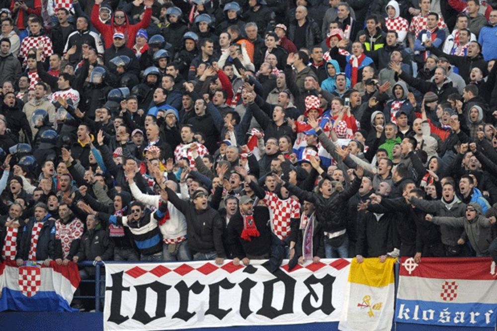 (VIDEO) RIZIKOVALI ŽIVOT: Pogledajte kako je Torcida unela baklje na stadion Hajduka!