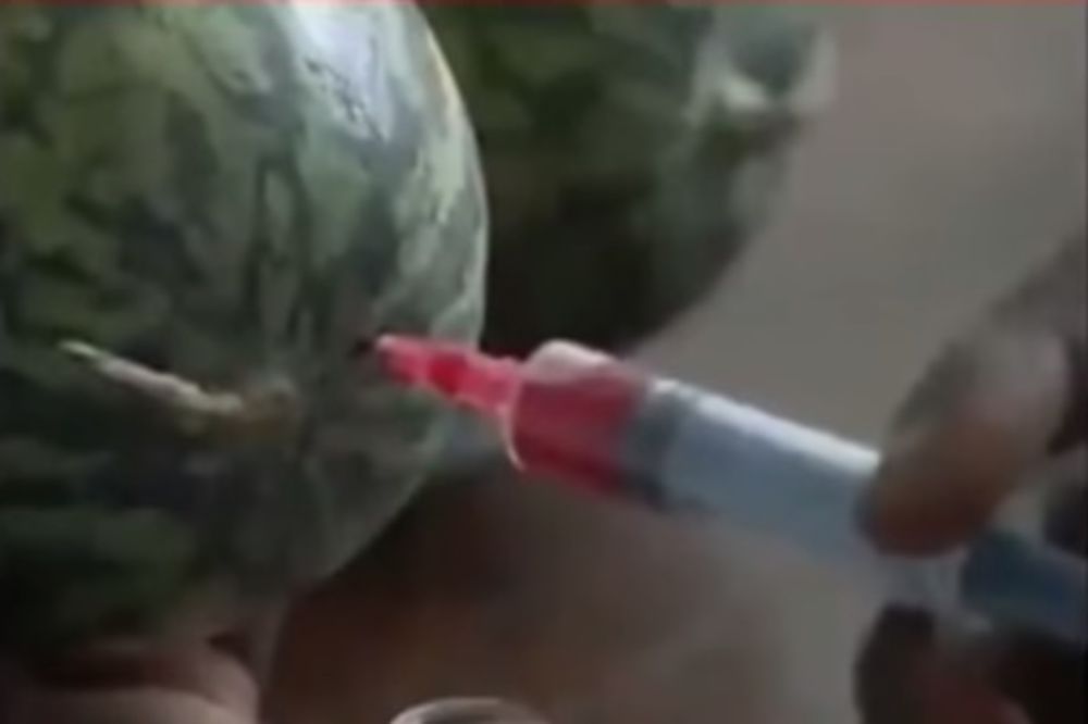 (VIDEO) ŠOKANTNO: Evo dokaza da se lubenice veštački pumpaju otrovom kako bi bile slađe