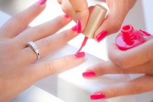 TRIKOVI VELIKIH PROFESIONALACA: Uz ove boje laka za nokte ruke će vam izgledati tanje i osunčanije